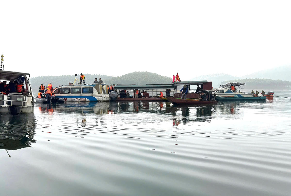 Chủ tịch tỉnh Lào Cai đến hiện trường chỉ đạo công tác tìm kiếm, cứu nạn tại hồ Thác Bà