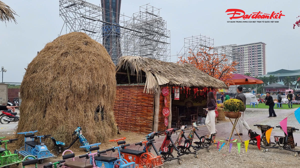 Tái hiện không gian Tết nông thôn Việt Nam trước năm 2000, nhà tre lợp lá, cạnh là đống rơm to. Ảnh: Anh Toán.