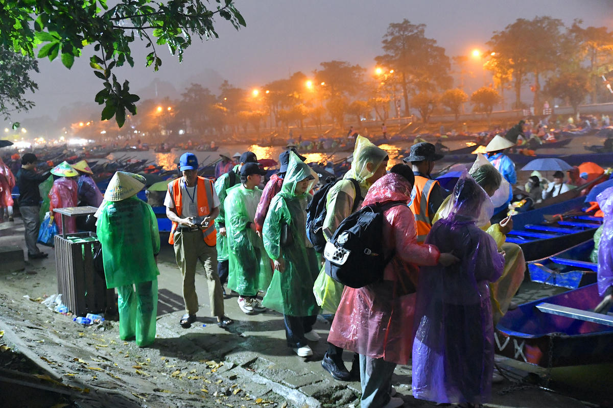 Khu vực bến đò tấp nập du khách chờ xuống thuyền, bắt đầu hành trình trẩy hội. Ảnh: Phạm Sỹ.