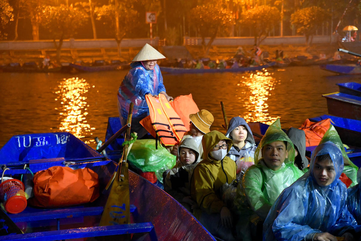 Để bảo đảm an toàn và tuân thủ quy định, chủ đò phát áo phao cho du khách trước khi xuất bến. Ảnh: Phạm Sỹ.. 