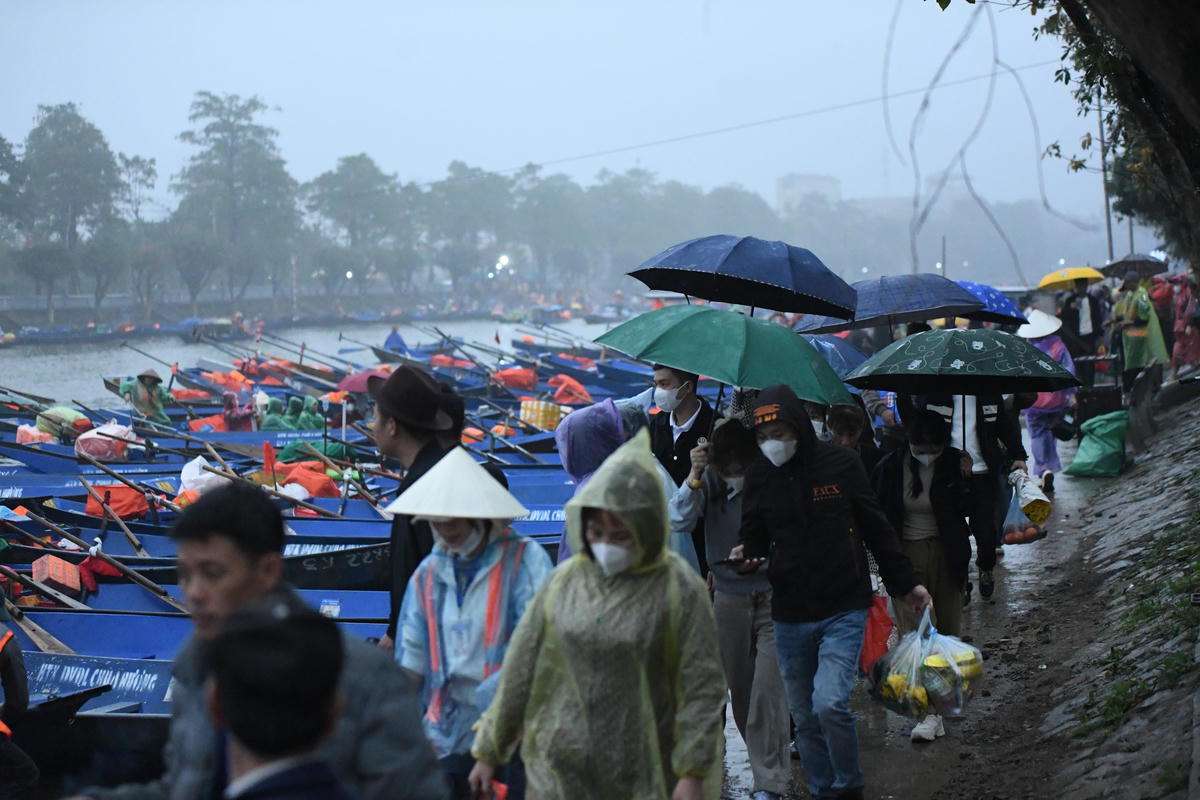 Ngay từ sáng sớm, dòng khách hành hương đã tăng nhanh. Ảnh: Phạm Sỹ.. 