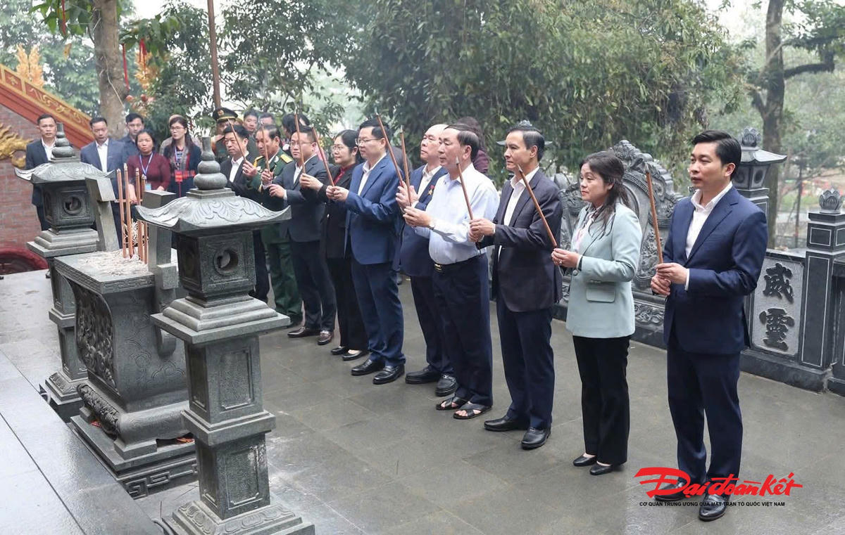 Lãnh đạo các bộ, ngành Trung ương và tỉnh Thái Nguyên dâng hương tại đền Đuổm. Ảnh: Anh Toán.