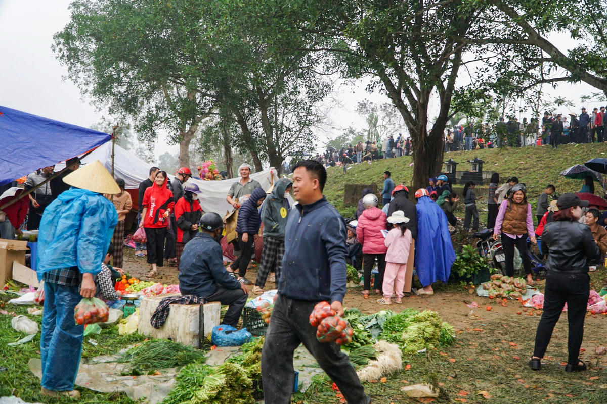 Không có cảnh mua bán tấp nập thường thấy, 'đặc sản' của phiên chợ là những rổ cà chua chín đỏ được bày la liệt ngay lối vào. Ảnh: Đình Minh