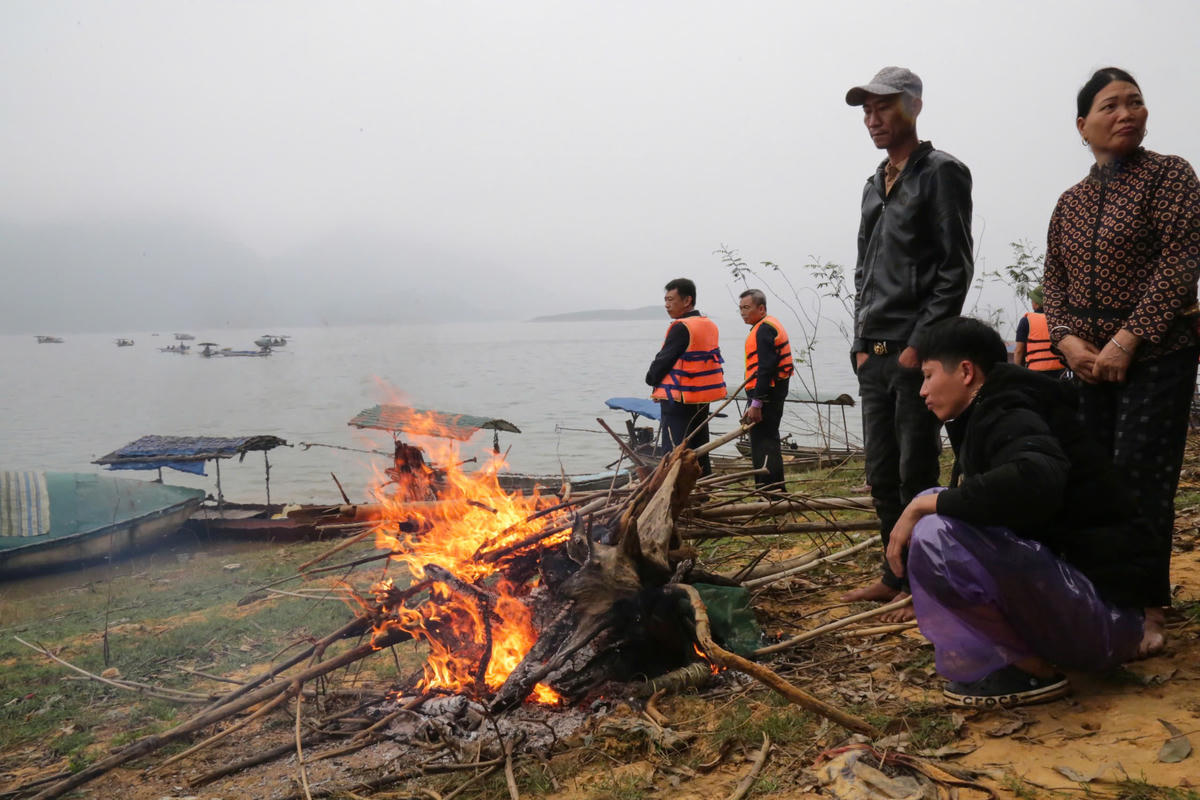 Người dân ngóng chờ tin tức của các nạn nhân mất tích. Ảnh: N.H.