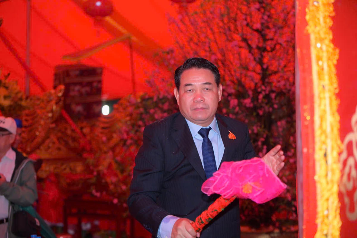 Ông Nguyễn Tiến Thành - Bí thư Đảng ủy phường Xuân Đỉnh đánh trống khai hội. Ảnh: Phạm Sỹ.