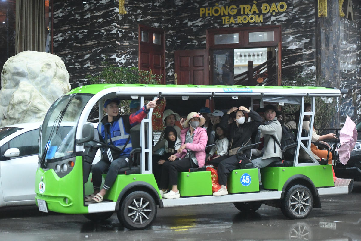 Các hoạt động dịch vụ được quản lý, sắp xếp theo quy định, góp phần xây dựng hình ảnh lễ hội văn minh. Ảnh: Phạm Sỹ.