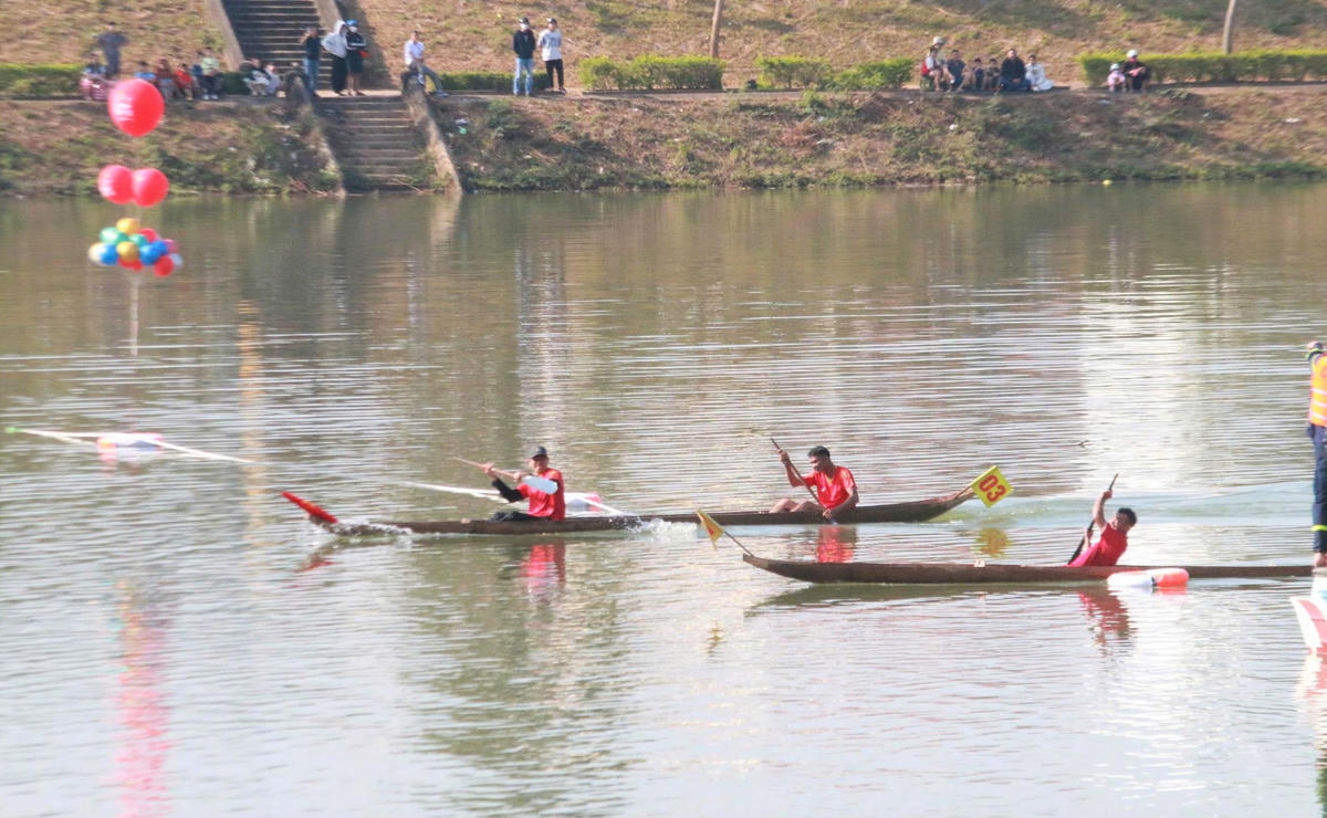 Vận động viện vào trị chuẩn bị đua thuyền trên sông Đăk Bla. Ảnh: CV.