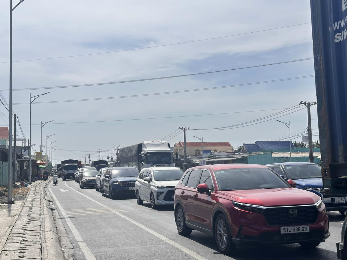 Tại khu vực ngã tư Đồng Tâm (tỉnh Đồng Tháp), các phương tiện xếp thành hàng dài, di chuyển chậm. Ảnh: Trung Ngãi.