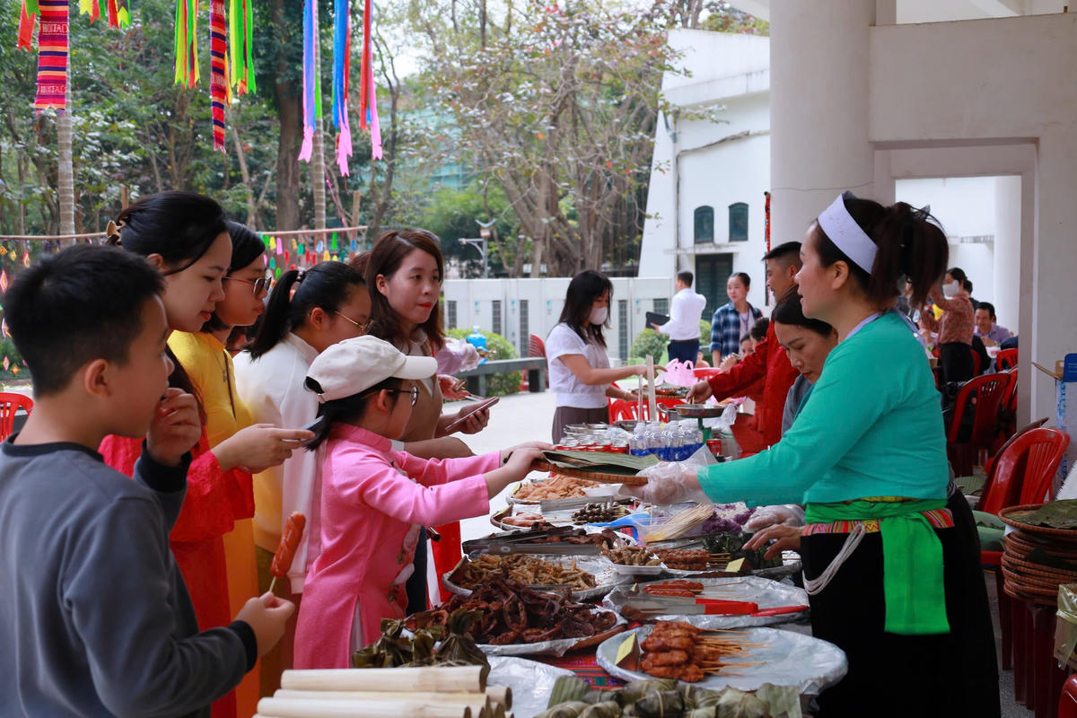 Khách tham quan thưởng thức những đặc sản trứ danh của phố Hiến (Hưng Yên) như bún thang lươn, bánh cuốn Mễ Sở và bánh tẻ truyền thống,... Bên cạnh đó, nét văn hóa ẩm thực vùng miền khác. Ảnh: BTC.