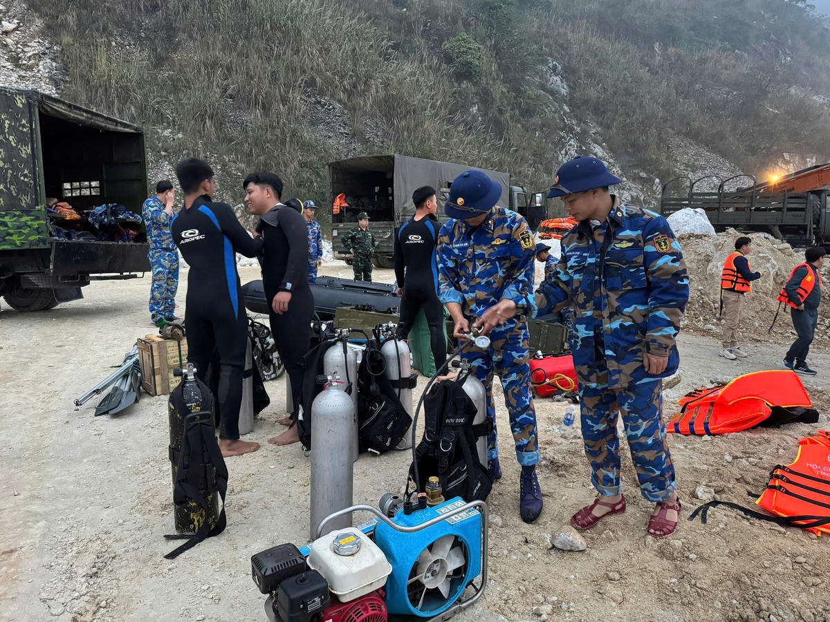 Lực lượng quân đội được huy động tham gia công tác cứu hộ, cứu nạn, tìm kiếm các nạn nhân bị mất tích. Ảnh: N.H