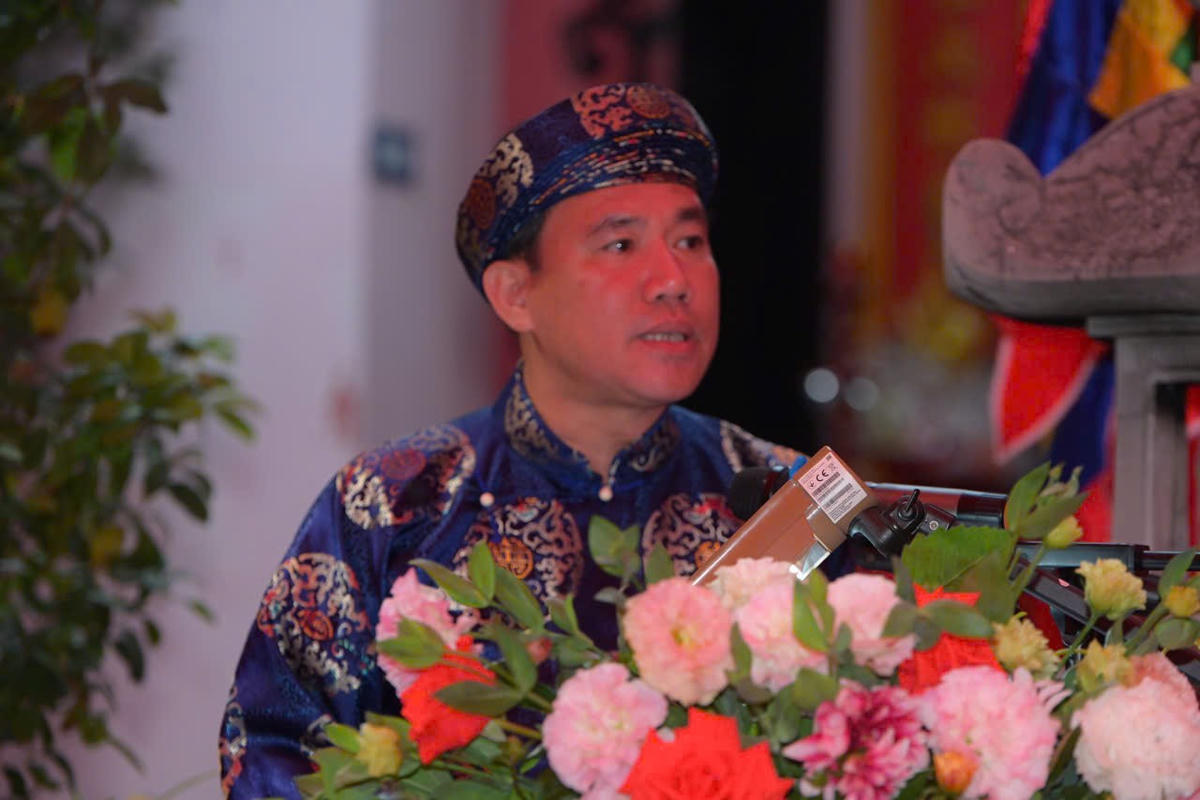 Chủ tịch UBND phường Xuân Đỉnh Nguyễn Thường Sơn, nhấn mạnh ý nghĩa giáo dục truyền thống và tinh thần đoàn kết của lễ hội. Ảnh: Phạm Sỹ.