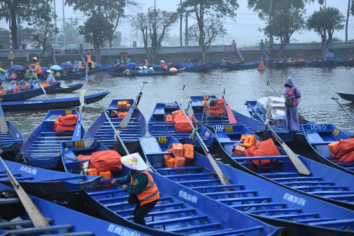 Các thuyền được trang bị đầy đủ áo phao và phương tiện bảo hộ, góp phần bảo đảm an toàn cho du khách. Ảnh: Phạm Sỹ.
. 