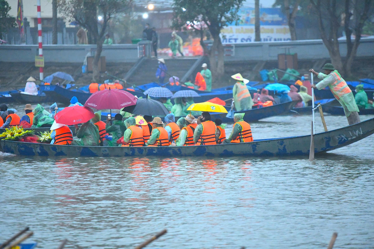 Các đò chỉ rời bến khi toàn bộ du khách đã chấp hành đầy đủ quy định mặc áo phao. Ảnh: Phạm Sỹ.
