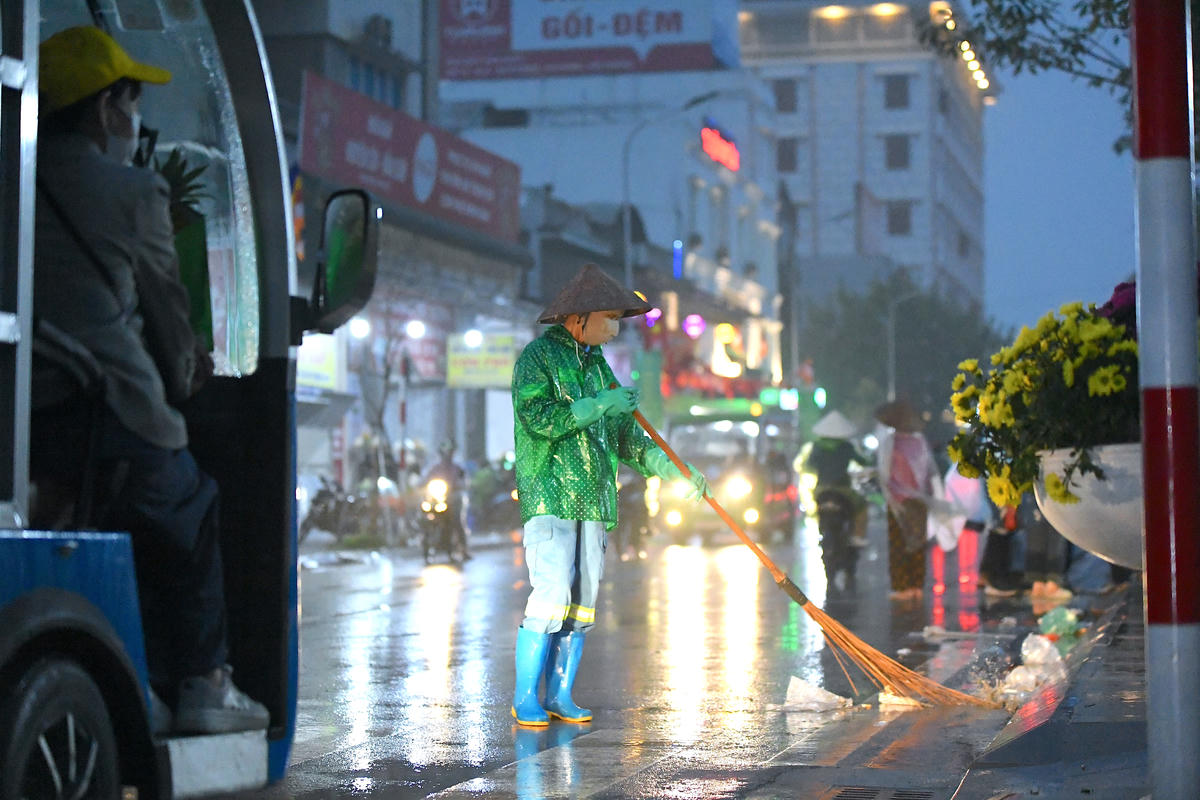 Công tác vệ sinh môi trường được chú trọng, giữ gìn cảnh quan xanh, sạch, đẹp theo tinh thần chủ đề lễ hội năm nay. Ảnh: Phạm Sỹ.