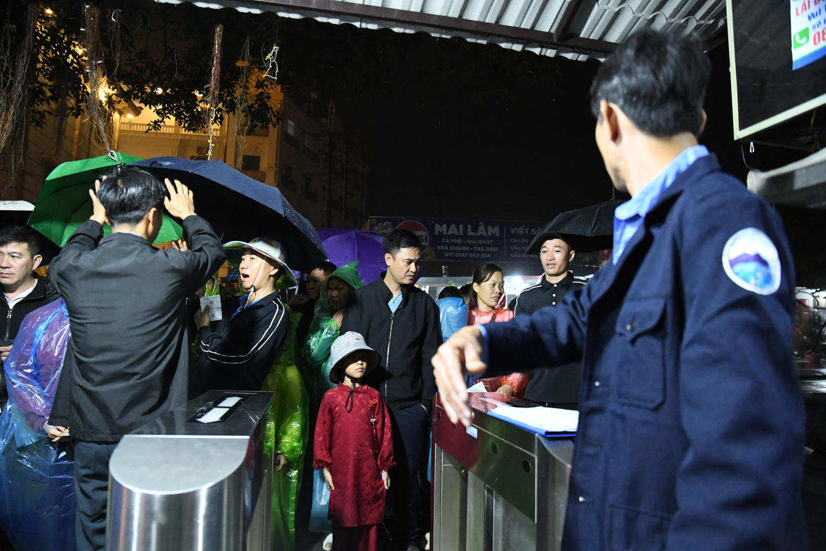 Việc kiểm soát vé được siết chặt, bảo đảm trật tự trong mùa lễ hội. Ảnh: Phạm Sỹ.

. 