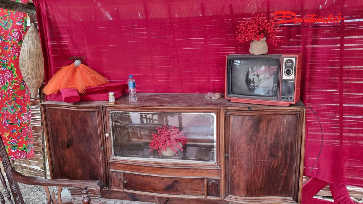 Tủ chè, tivi đen trắng là những món đồ xa xỉ của người dân nông thôn trước những năm 1995 được tái hiện. Ảnh: Anh Toán.