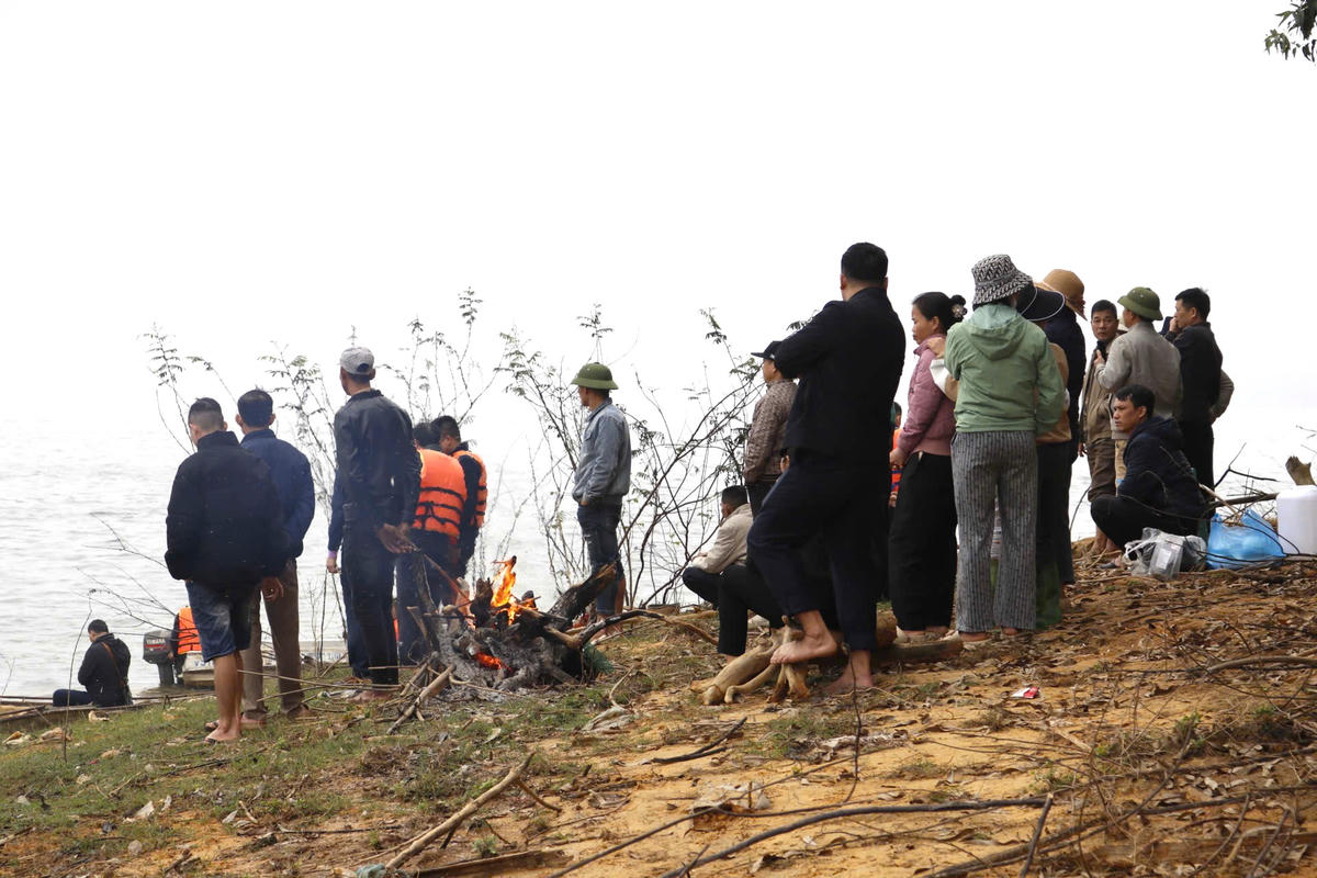 Chủ tịch tỉnh Lào Cai đến hiện trường chỉ đạo công tác tìm kiếm, cứu nạn tại hồ Thác Bà