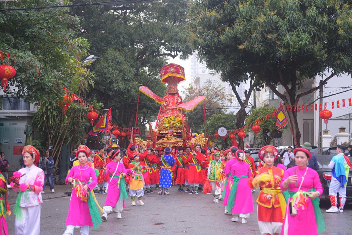 Đoàn rước kiệu Thánh qua nhiều con phố, trong tiến trống rộn ràng. Ảnh: Phạm Sỹ.