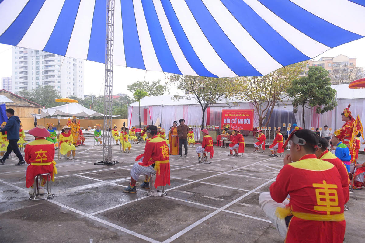 Trò chơi dân gian như cờ người. Ảnh: Phạm Sỹ.