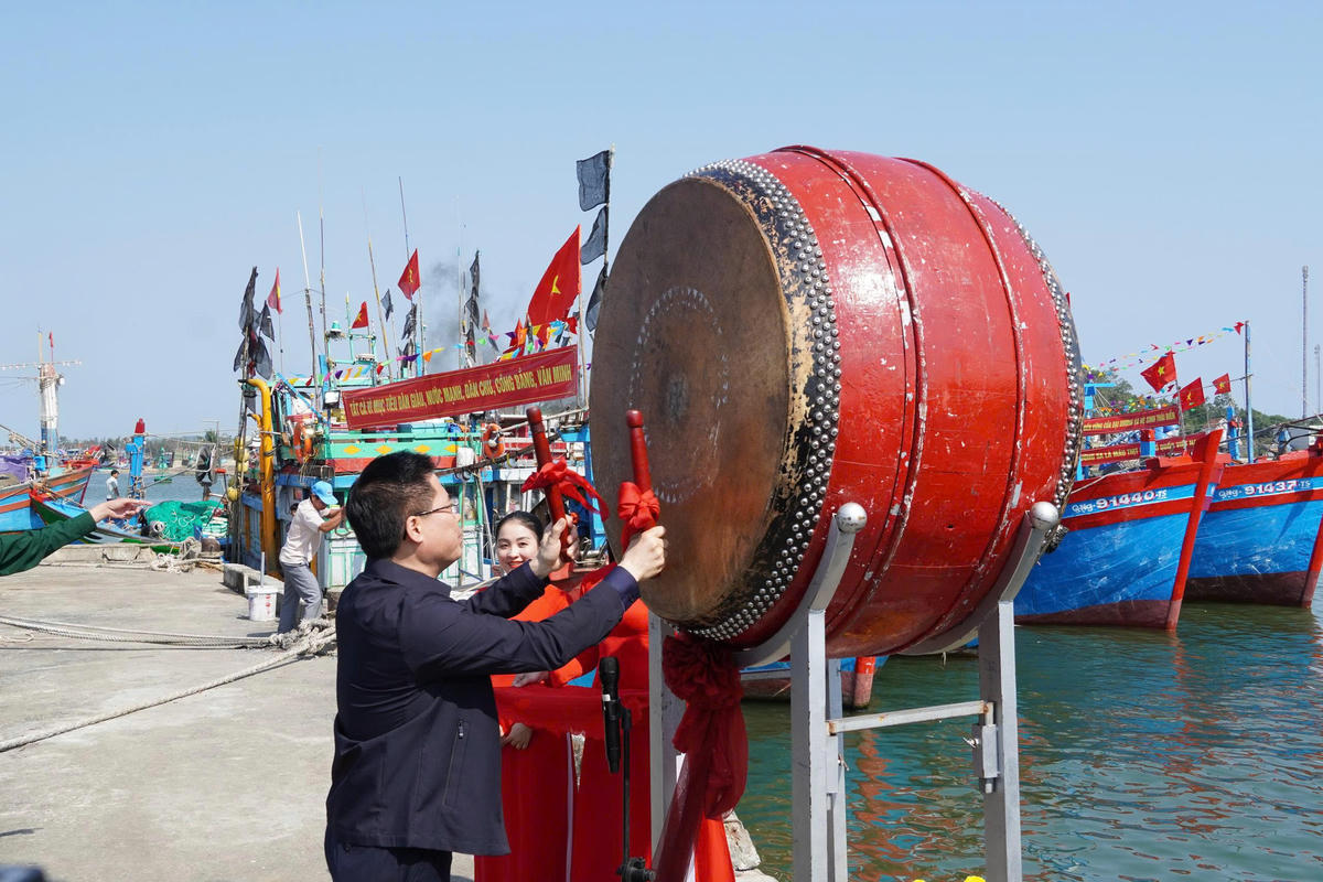 Chủ tịch UBND tỉnh Nguyễn Hoàng Giang thực hiện nghi thức đánh trống tại lễ ra quân. Ảnh: CV.