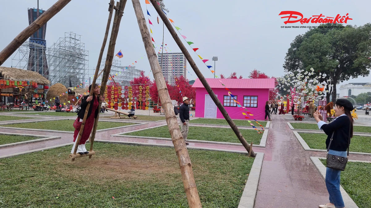 Trò đu quay thường phổ biến ở lễ hội xuân ở vùng cao. Ảnh: Anh Toán.