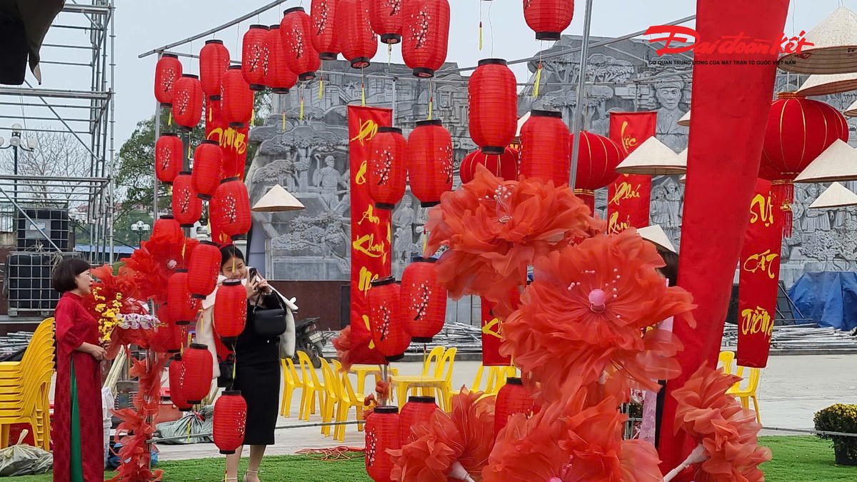 Không thể thiếu trong Tết truyền thống của người Việt đó là đèn lồng, thư pháp và câu đối đỏ. Ảnh: Anh Toán.