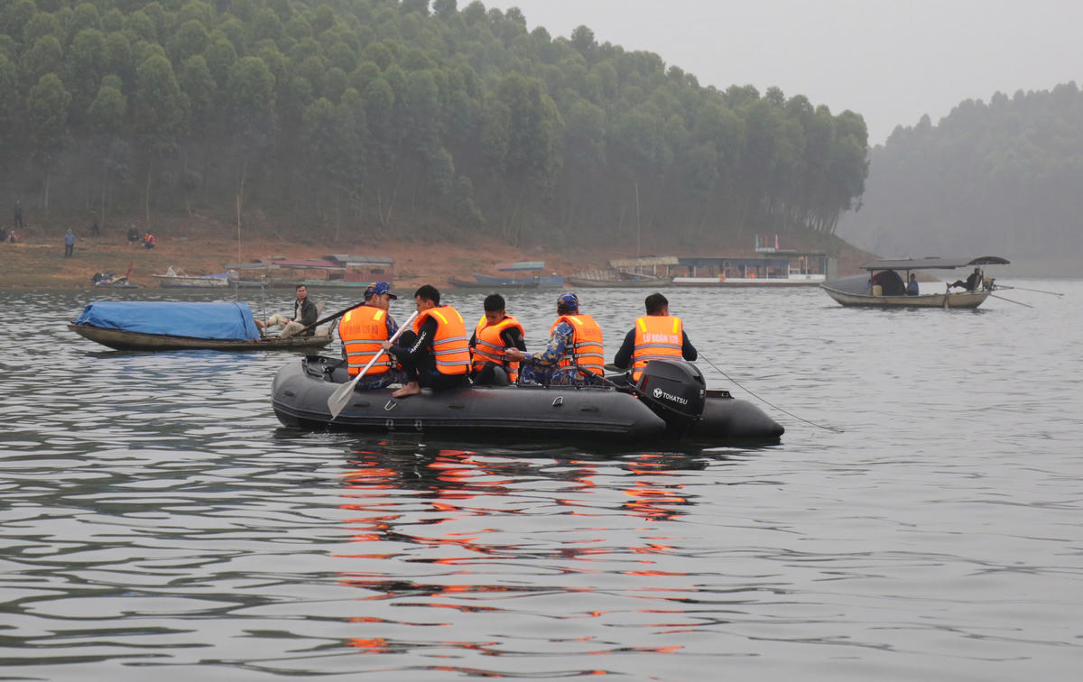 Tìm thấy thêm 4 thi thể trong vụ lật thuyền chở khách ở hồ Thác Bà