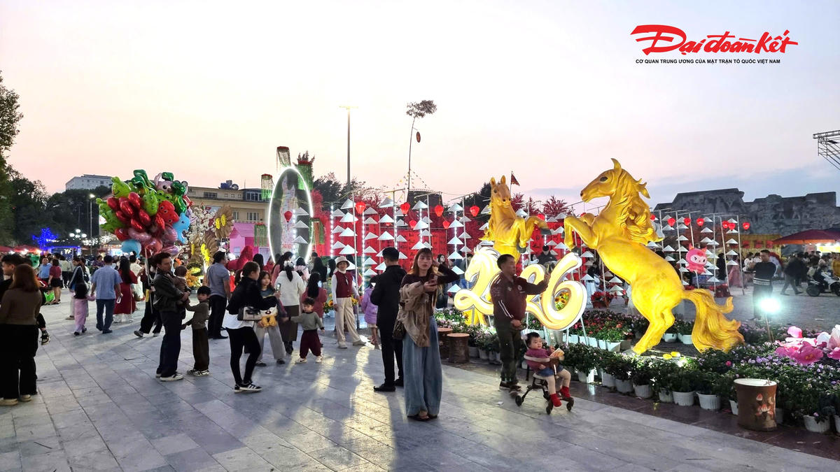 Linh vật Ngựa thể hiện cho năm Bính Ngọ 2025 được dựng trang trọng. Ảnh: Anh Toán.