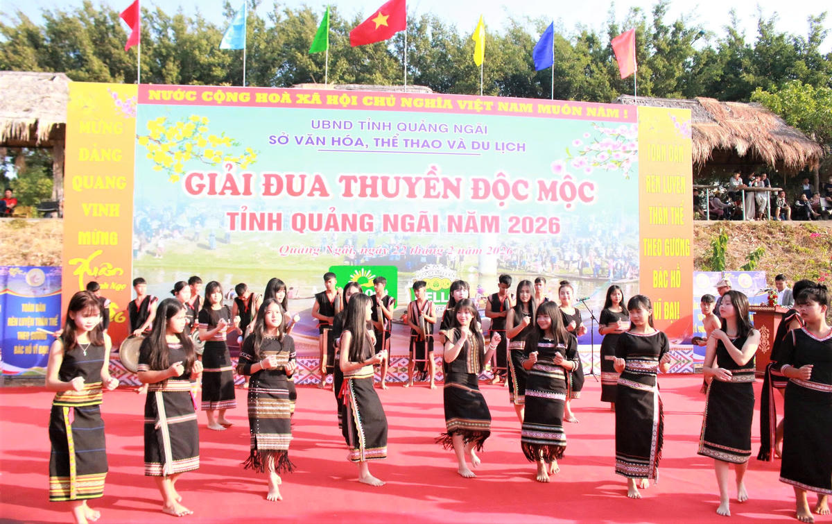 Một tiết mục tại giải đua thuyền độc mộc. Ảnh: CV.