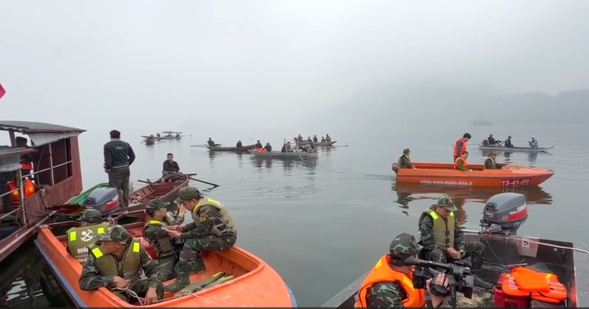 Lực lượng chức năng tìm kiếm các nạn nhân mất tích.