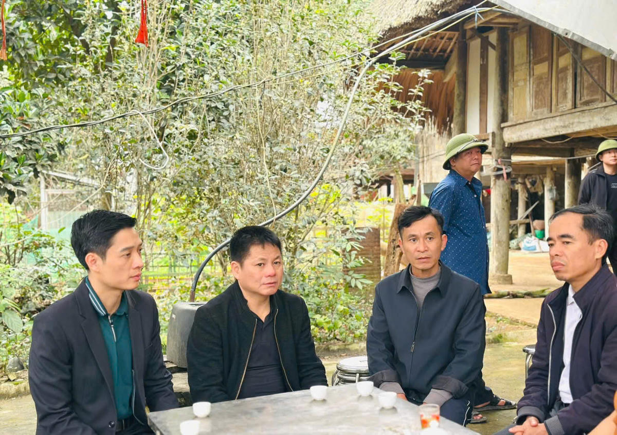 Lãnh đạo Ủy ban MTTQ Việt Nam tỉnh Lào Cai thăm hỏi, động viên gia đình các nạn nhân. Ảnh: N.H.