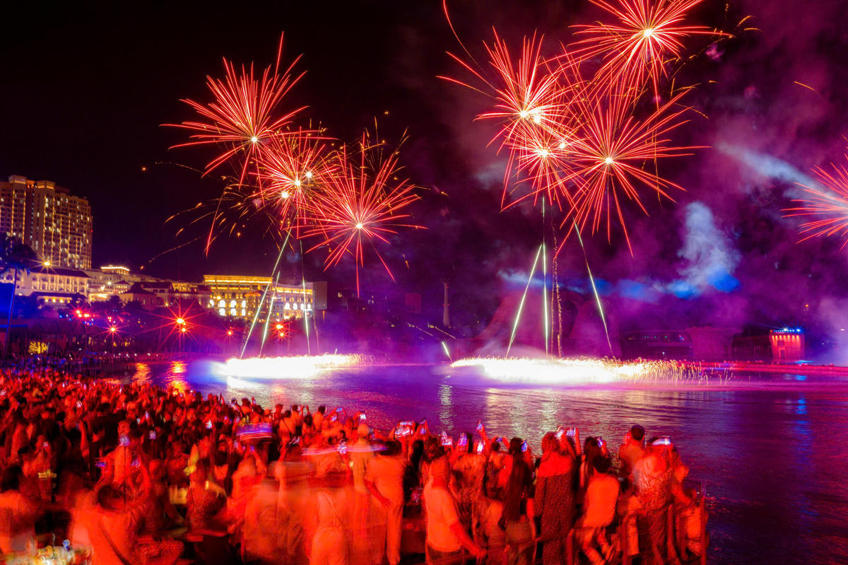 Nhạc nước, pháo hoa nghệ thuật, hoạt động tại Cầu Hôn (Phú Quốc) thu hút du khách dịp Tết Nguyên đán.