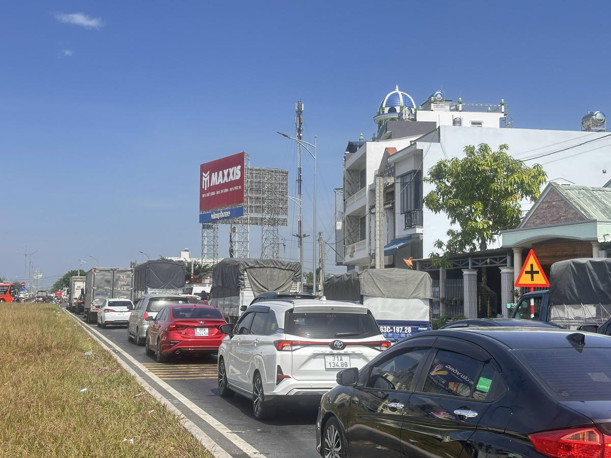 Dù đông phương tiện, nhưng các tài xế luôn tuân thủ quy định giao thông. Ảnh: Trung Ngãi.