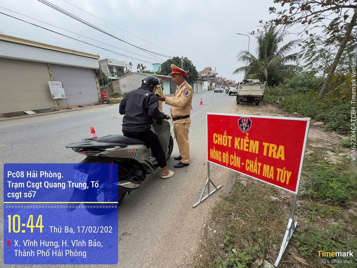 Lực lượng Cảnh sát Giao thông - Công an TP Hải Phòng kiểm tra nồng độ cồn - chất ma tuý. Ảnh: CATP.&nbsp;