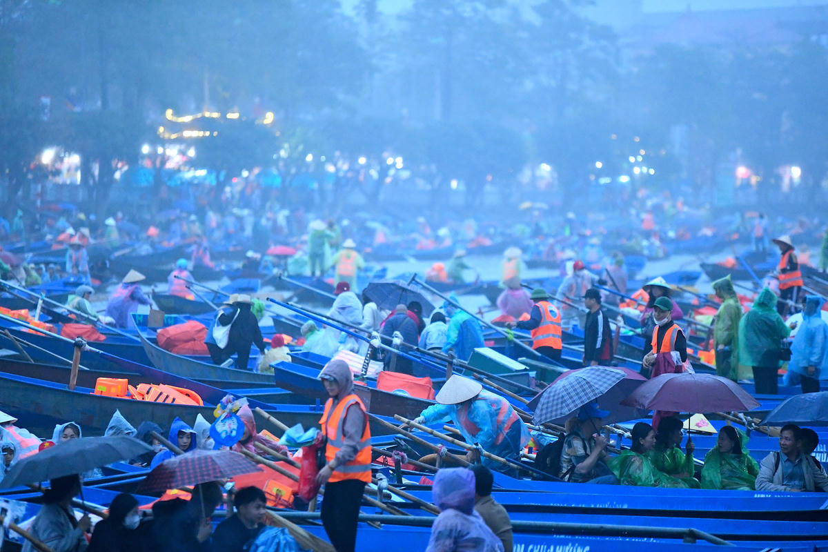 Hàng trăm con thuyền nối đuôi nhau, tạo nên khung cảnh đặc trưng của mùa lễ hội chùa Hương. Ảnh: Phạm Sỹ.
