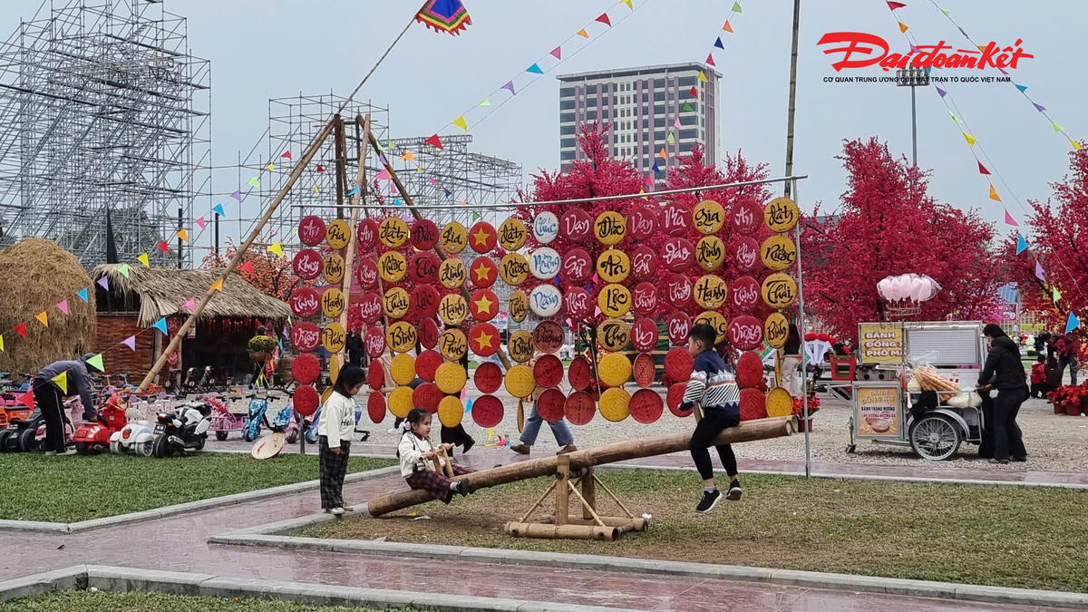 Du khách đến với không gian Tết tại Thái Nguyên không chỉ để thăm quan, chụp ảnh, mà cùng tham gia các trò chơi dân gian. Ảnh: Anh Toán.