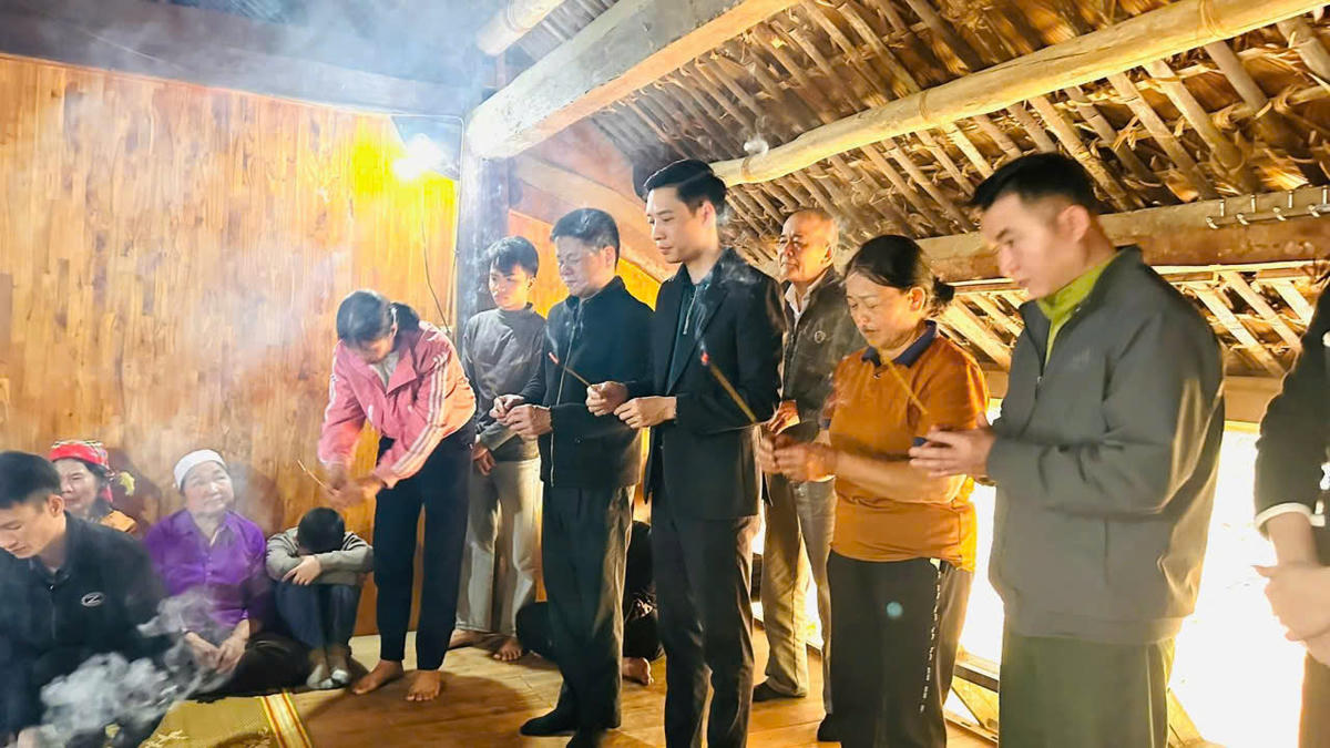 Phó Chủ tịch Ủy ban MTTQ Việt Nam tỉnh Lào Cai Nguyễn Ngọc Linh thắp nén nhang chia buồn cùng gia đình nạn nhân. ảnh: N.H.