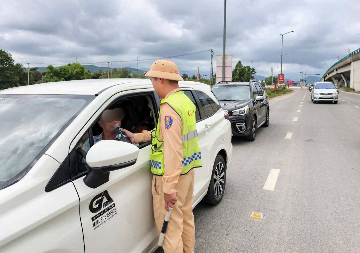 Lực lượng CSGT, Công an TP Đà Nẵng kiểm tra tài xế tham gia giao thông. Ảnh: CV.