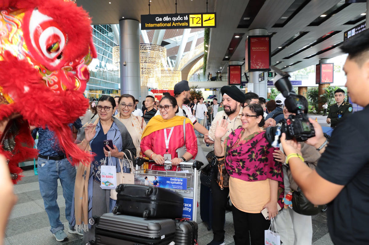 Sở Văn hóa, Thể thao và Du lịch, Trung tâm Xúc tiến du lịch đón khách xông đất Đà Nẵng tại sân bay. Ảnh: Triều Phạm.
