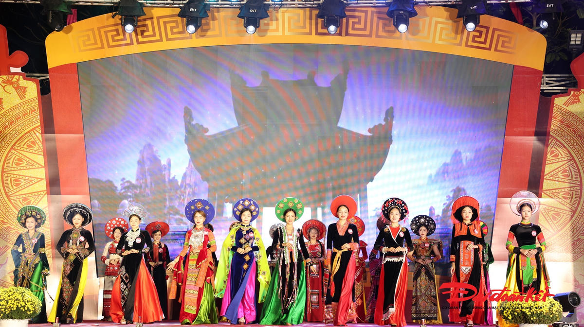 Cuộc thi trình diễn trang phục dân tộc với chủ đề “Hương sắc Phú Lương”. Ảnh: Anh Toán.