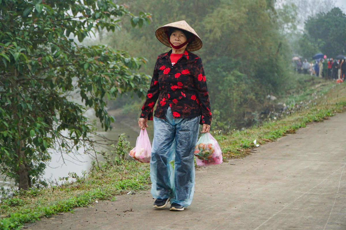 Theo những người dân tham gia phiên chợ, giá bán cà chua tại lễ hội năm nay dao động từ 25.000-35.000 đồng/kg. Ảnh: Đình Minh