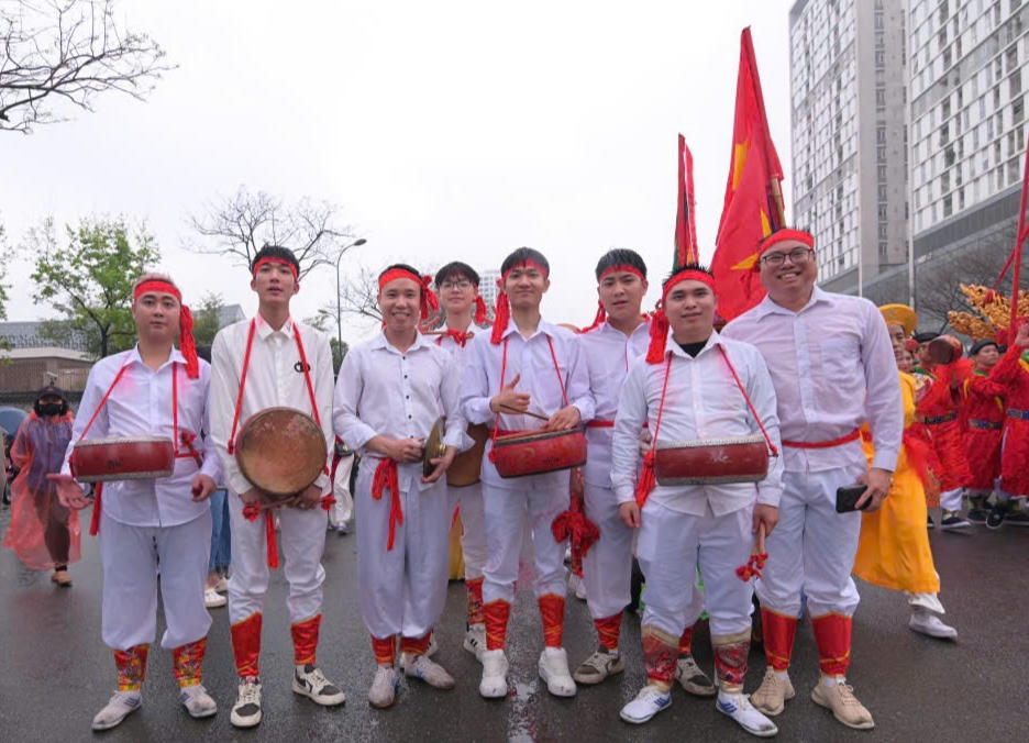 Người dân tham gia thực hành di sản tại lễ hội. Ảnh: Phạm Sỹ.