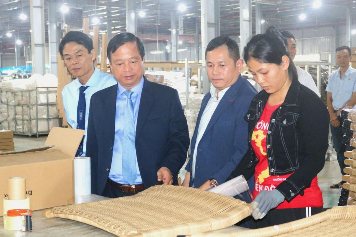 Phó Chủ tịch Thường trực UBND tỉnh Gia Lai Nguyễn Tuấn Thanh kiểm tra và chúc Tết tại một công ty. Ảnh: TT.