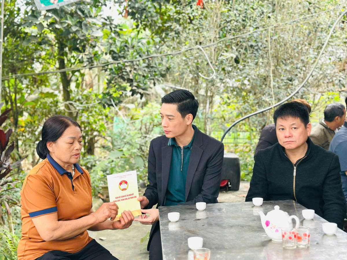 Phó Chủ tịch Ủy ban MTTQ Việt Nam tỉnh Lào Cai Nguyễn Ngọc Linh trao hỗ trợ cho gia đình có người tử vong trong vụ chìm tàu. Ảnh: N.H..