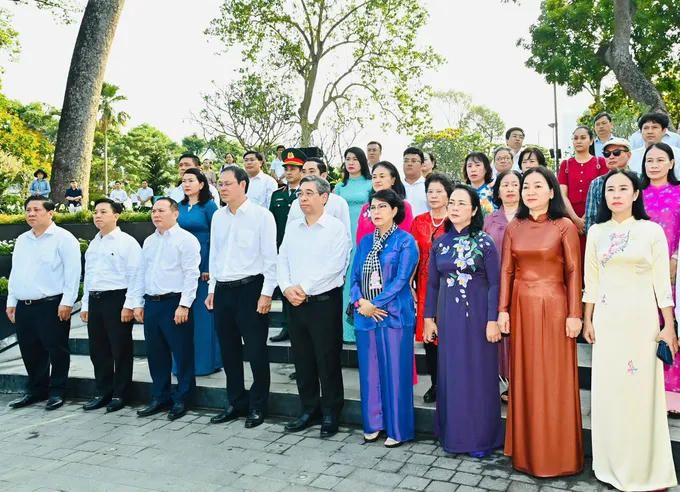 Ông Nguyễn Phước Lộc cùng các đại biểu dự lễ tưởng niệm Lễ tưởng niệm đồng bào, cán bộ, chiến sĩ đã hy sinh trong đại dịch Covid-19. Ảnh: VD.