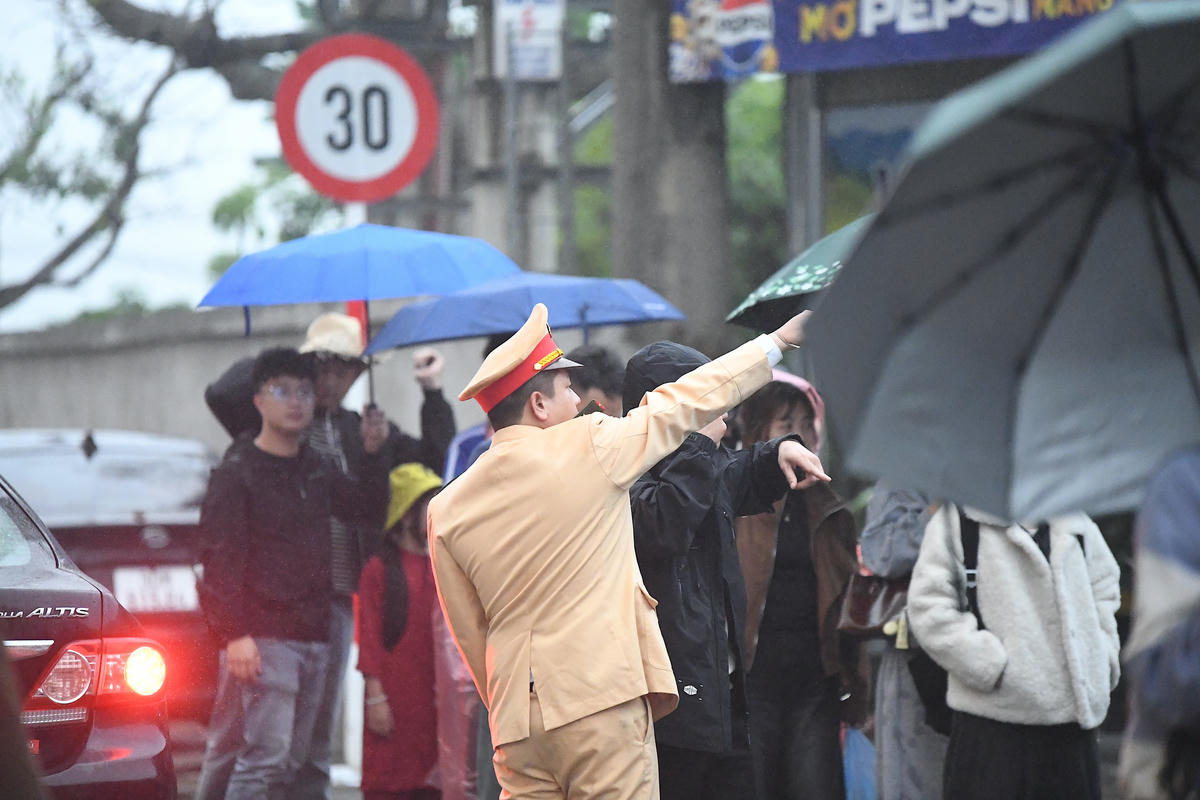 Lực lượng chức năng tăng cường phân luồng, hướng dẫn, bảo đảm an ninh trật tự và an toàn cho du khách. Ảnh: Phạm Sỹ.
