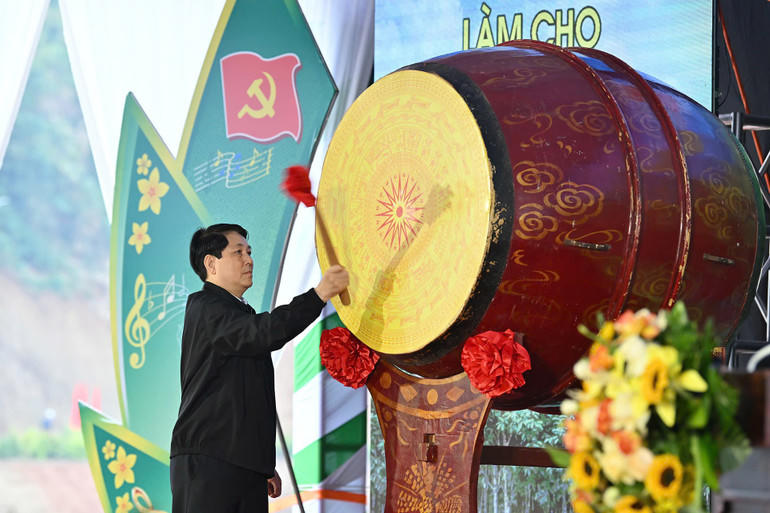 Chủ tịch nước đánh trống khai lễ phát động Tết trồng cây. (Ảnh: THỦY NGUYÊN)