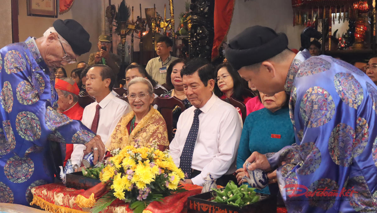 Nghi thức mời rượu và mời trầu cau tại Lễ khai hạ - cầu an Lăng Ông Bà Chiểu sáng nay, 23/2. Ảnh: Hồng Phúc.