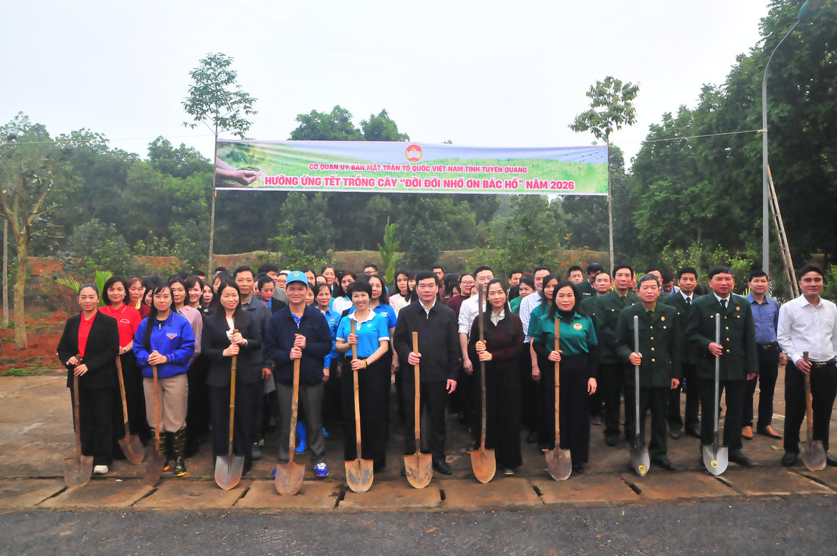 Lãnh đạo MTTQ Việt Nam tỉnh Tuyên Quang; Liên đoàn Lao Động; Hội Liên hiệp Phụ nữ; Hội Nông dân; Hội Cựu chiến binh, Tỉnh đoàn thanh niên...hưởng ứng Tết trồng cây nhớ Bác. Ảnh: Xuân Trường.