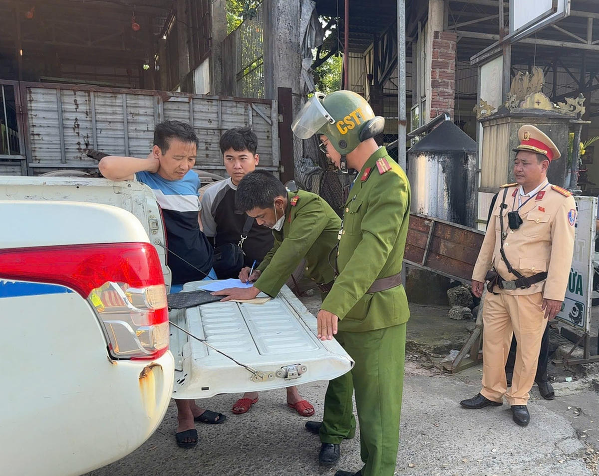 Lực lượng chức năng làm việc với các bên liên quan. Ảnh: P.P.